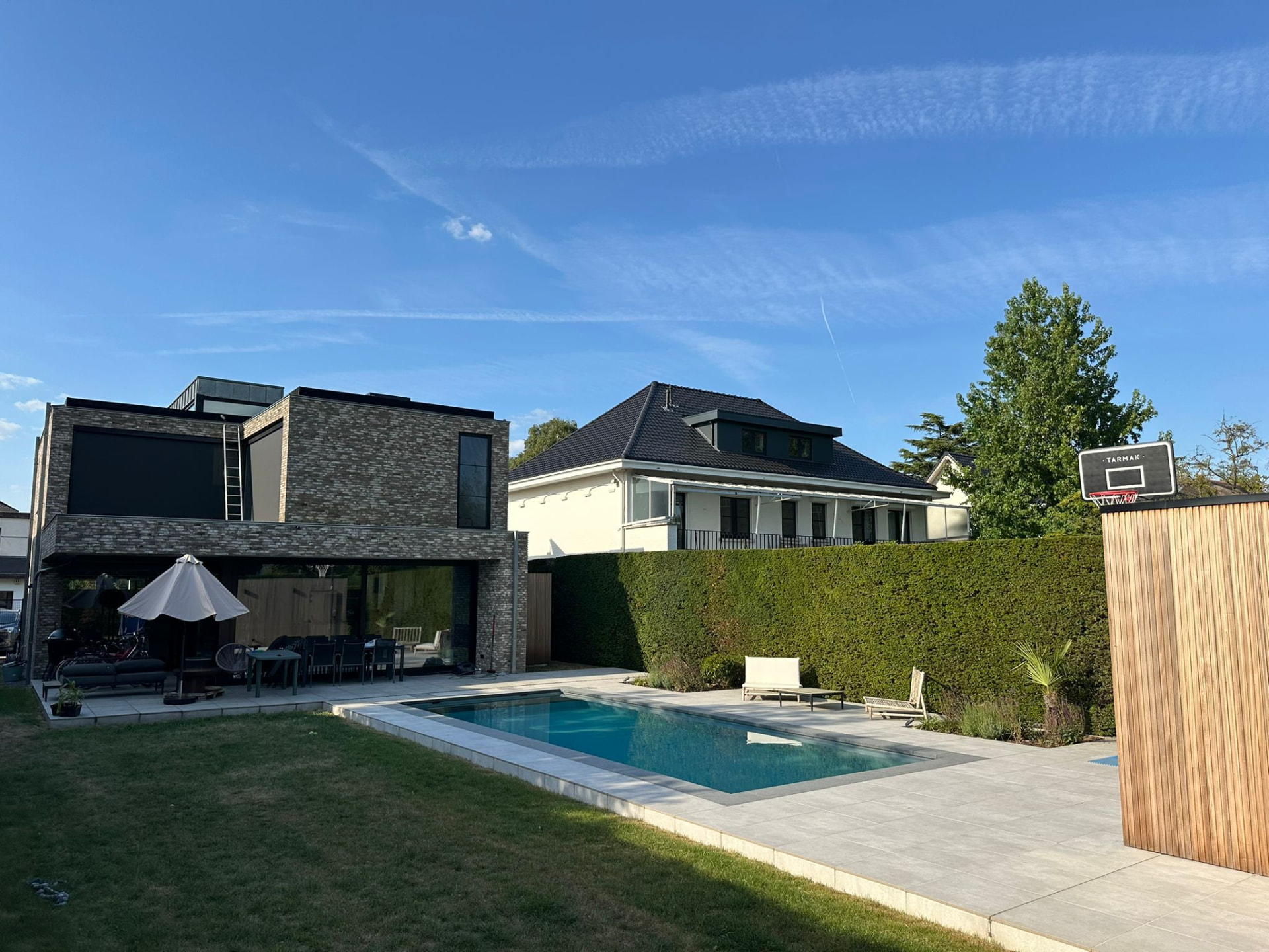Zwembad bij landhuis met tuinaanleg