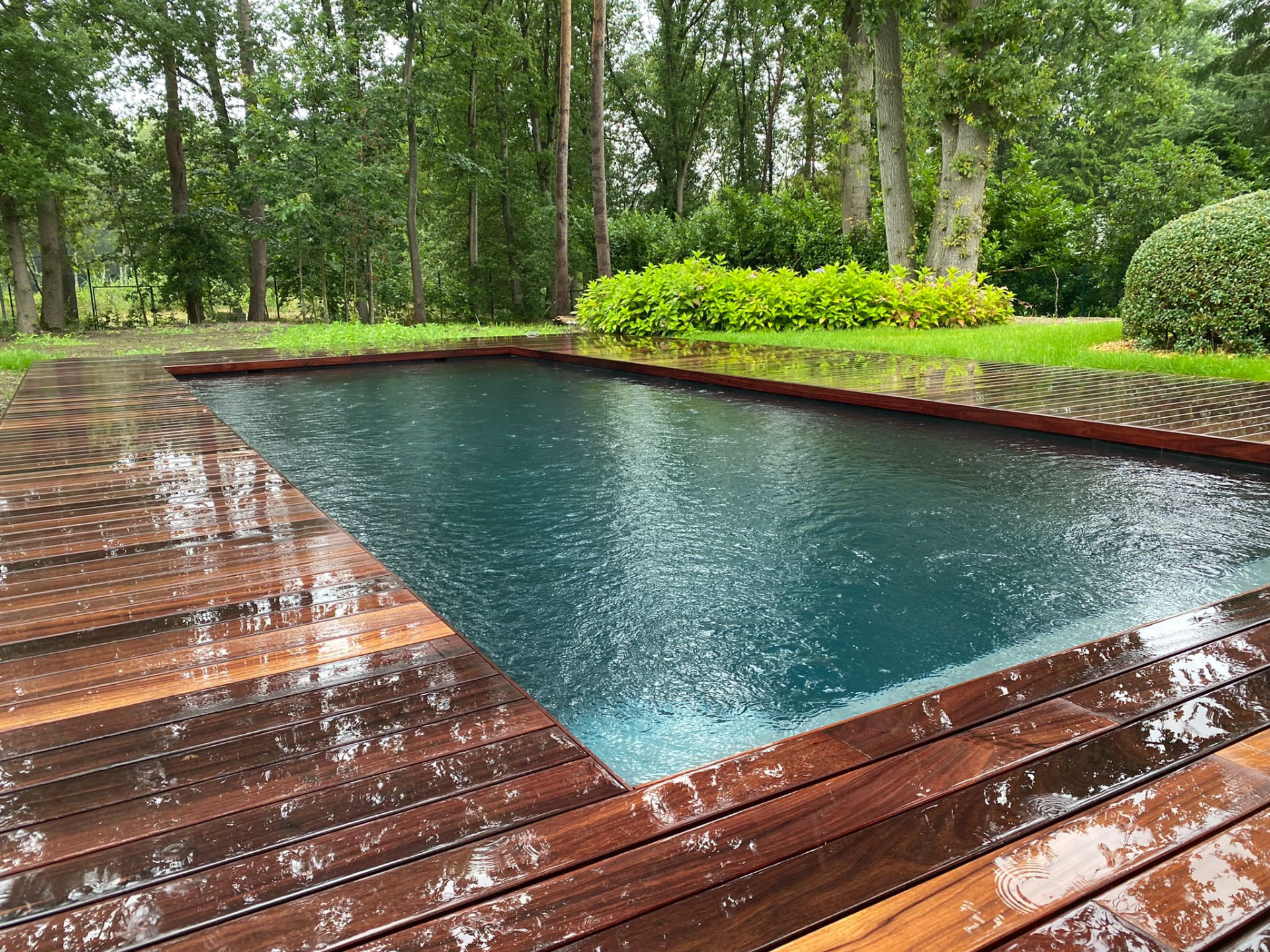Bouwkundig zwembad met houten terras